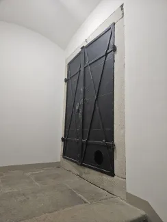 Ratuszowa 2, drzwi prowadzące na strych oraz posadzka kamienna po remoncie. 