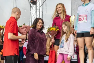 na zdjęciu osoby podczas biegu