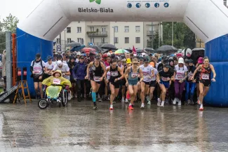 na zdjęciu osoby podczas biegu