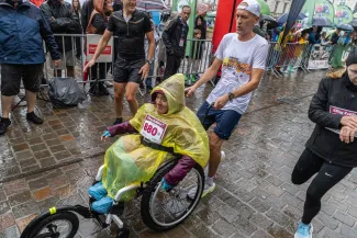 na zdjęciu osoby podczas biegu