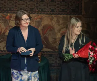 na zdjęciu osoby na scenie