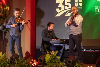 na zdjęciu osoby na scenie