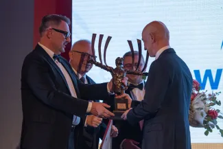 na zdjęciu osoby na scenie