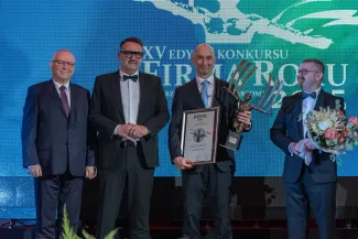na zdjęciu osoby na scenie
