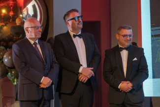 na zdjęciu osoby na scenie