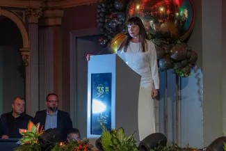 na zdjęciu osoby na scenie