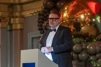 na zdjęciu osoby na scenie