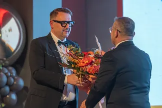 na zdjęciu osoby na scenie