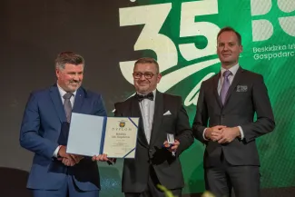 na zdjęciu osoby na scenie