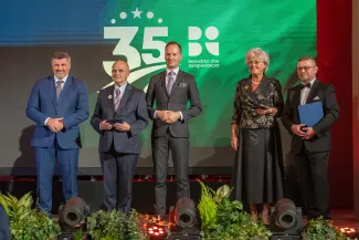 na zdjęciu osoby na scenie