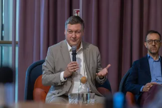 na zdjęciu osoby podczas konferencji 