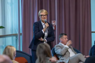 na zdjęciu osoby podczas konferencji 