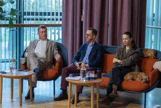 na zdjęciu osoby podczas konferencji 