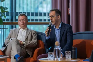 na zdjęciu osoby podczas konferencji 