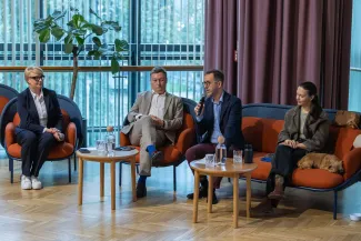 na zdjęciu osoby podczas konferencji 