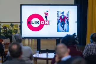 na zdjęciu osoby podczas konferencji 