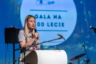 na zdjęciu osoby na scenie
