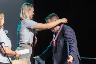 na zdjęciu osoby na scenie