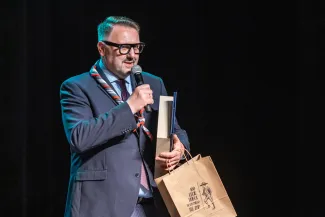 na zdjęciu osoby na scenie