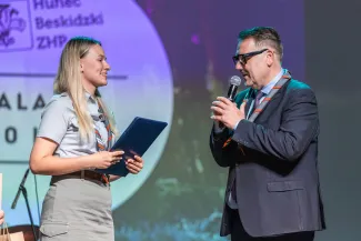 na zdjęciu osoby na scenie
