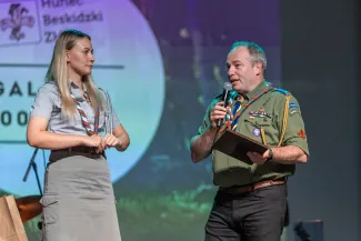 na zdjęciu osoby na scenie