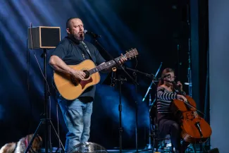 na zdjęciu osoby na scenie