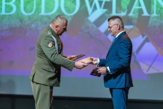 na zdjęciu osoby na scenie