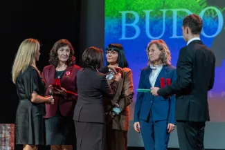 na zdjęciu osoby na scenie