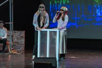 na zdjęciu osoby na scenie
