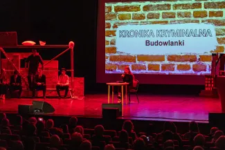 na zdjęciu osoby na scenie