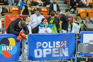 na zdjęciu zawodnicy walczący