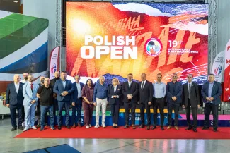 na zdjęciu zawodnicy walczący