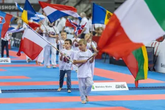 na zdjęciu zawodnicy walczący
