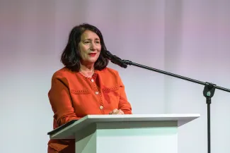 na zdjęciu osoby przemawiające ze sceny