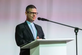 na zdjęciu osoby przemawiające ze sceny