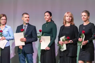 na zdjęciu osoby przemawiające ze sceny