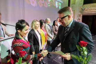 na zdjęciu osoby przemawiające ze sceny