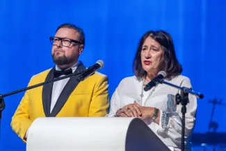 na zdjęciu osoby na scenie