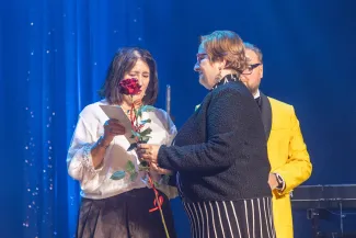 na zdjęciu osoby na scenie