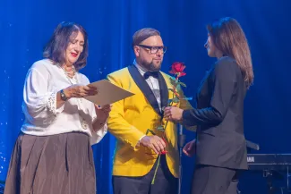 na zdjęciu osoby na scenie