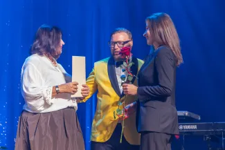 na zdjęciu osoby na scenie