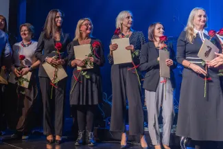 na zdjęciu osoby na scenie