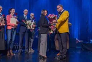 na zdjęciu osoby na scenie