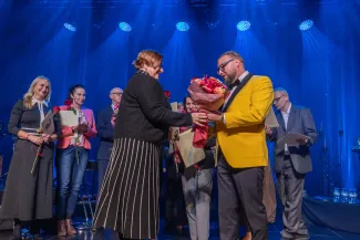 na zdjęciu osoby na scenie