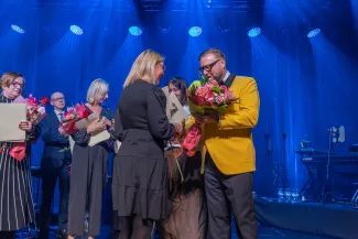 na zdjęciu osoby na scenie