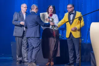 na zdjęciu osoby na scenie