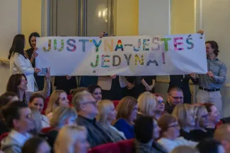 na zdjęciu osoby na scenie