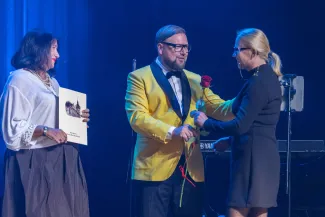 na zdjęciu osoby na scenie