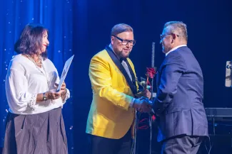 na zdjęciu osoby na scenie