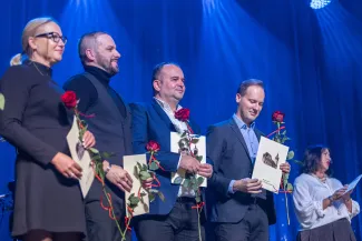 na zdjęciu osoby na scenie